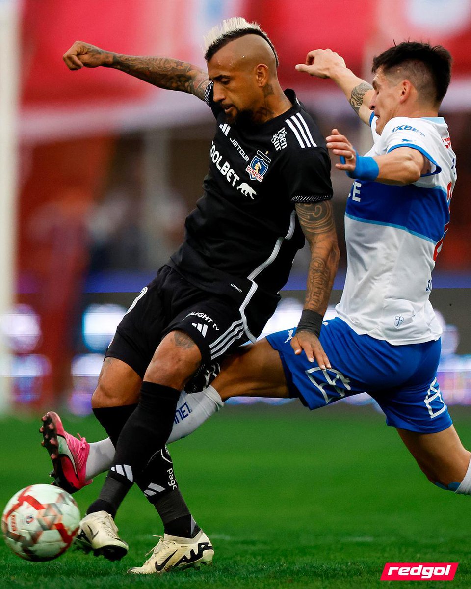 ¡Colo Colo derrota a la UC al final del primer tiempo! 🏁🫣 Con gol de Arturo Vidal al minuto 23, el cuadro albo vence 0-1 a los cruzados, al término de la primera mitad en el Estadio Santa Laura.