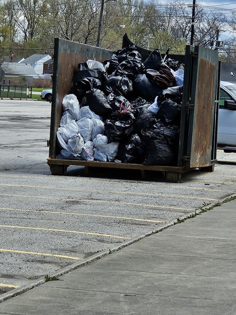 🌟 Incredible! In total #TheBigClean gathered a staggering 356 bags of trash today! Huge shout out to our @CleWPC & @ClevelandWater teams for their outstanding efforts, helping collect over 150 bags from the Collinwood area. 👏 👏👏#CleanCommunity #WeAreHereForYou 24/7!