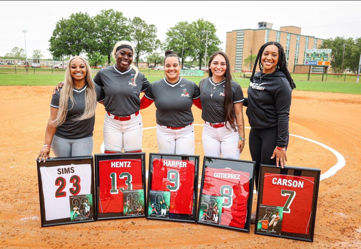 TaylorFuller44's tweet photo. A few Clips of me catching on Senior Day at MSVU ❤️💚🥎.   I will miss all the seniors. https://t.co/KDQs4jlJEj