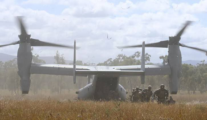 KUZEY SURİYE'DE...
ABD Özel Kuvvetleri, V-22 Osprey helikopteri ile, pkk'lı teröristlere hava indirme eğitimi veriyor.