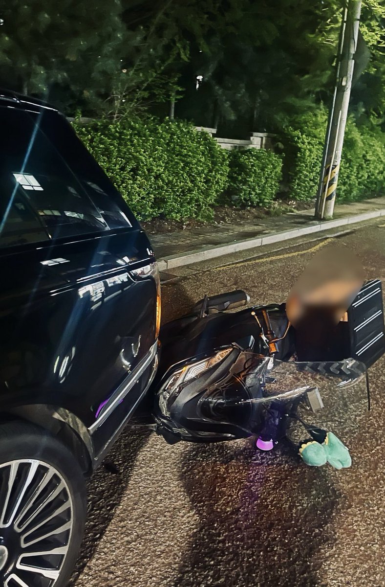 배달 오토바이가 정차중인 내 차를 뒤에서 들이 박았다. 라이더가 18살이었는데 보험 접수 중 보험에 문제가 있음을 알게 되었다. 배달업체 업주가 보험을 35세 이상으로 하고 10대를 고용한 것이다. 라이더가 크게 다치거나 사망하면 보상을 받기 어려운 상황. 업주를 형사 고발하기로 결정했다.