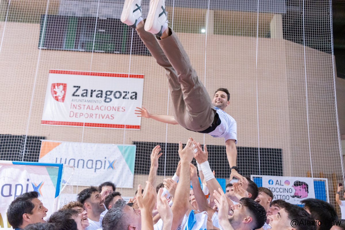 No tenemos palabras suficientes para describir lo que hemos vivido esta tarde

Se ha cumplido el objetivo y no hubiera sido posible sin el trabajo de todos 

EQUIPO, CUERPO TÉCNICO, DIRECTIVA, FAMILIAS, CATEGORÍAS BASE, AFICIÓN...

A TODOS, MUCHAS GRACIAS

¡NOS VEMOS EN PRIMERA!