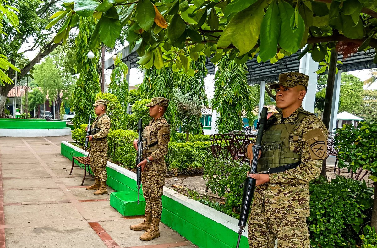 📍 Chalatenango 

Elementos de la 4ta Brigada de Infantería, mantienen presencia  y brindan seguridad en uno de los parques de Nueva Concepción.

#PlanControlTerritorial