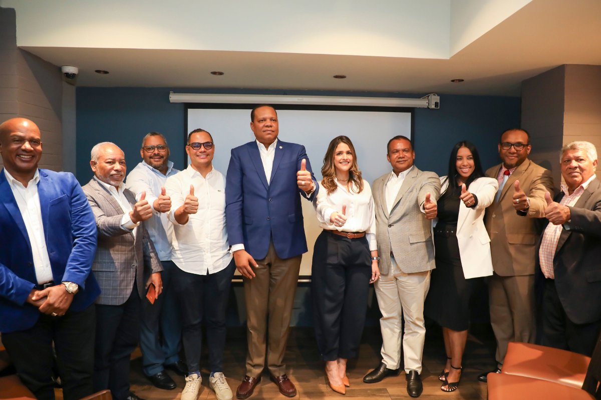 mariatmendezf's tweet photo. Este #18Abr, fui parte de el inicio de una nueva era para el Distrito Nacional - C1. Más de cien profesionales, el impulso de @MovTodosConLuis y #NuevosTiemposRD, reafirmamos nuestro compromiso con la educación, los valores y el respeto!
#SigamosConstruyendo #SigamosCambiando https://t.co/6wuQjlD0iS