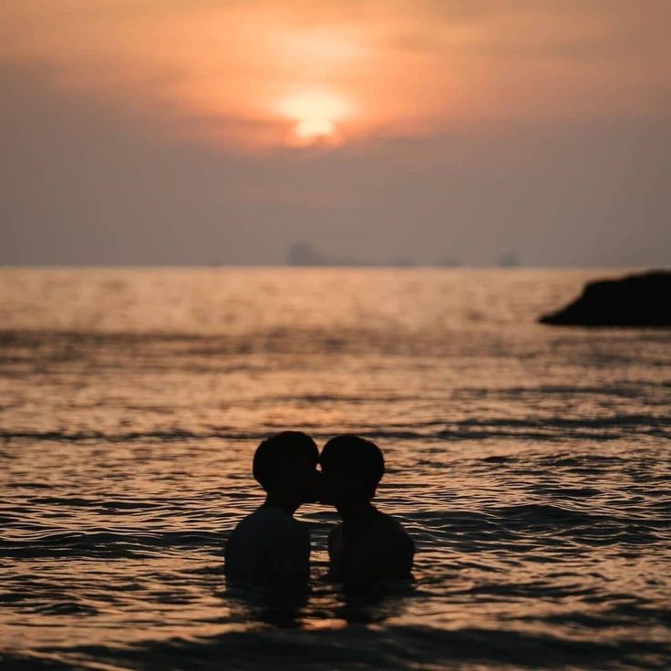 ︎︎︎︎ ︎ ִ ︎ ︎︎︎︎ヤ ◜ ﹫nneptuneclıpse  —— with. ◖ a new post ᰔᩚ:

Hoy tuve una maravillosa cita en la playa junto a mi prometido y no puedo sentirme más feliz, amo compartir estos momentos con él y ya lo extrañaba. ✨️🤍