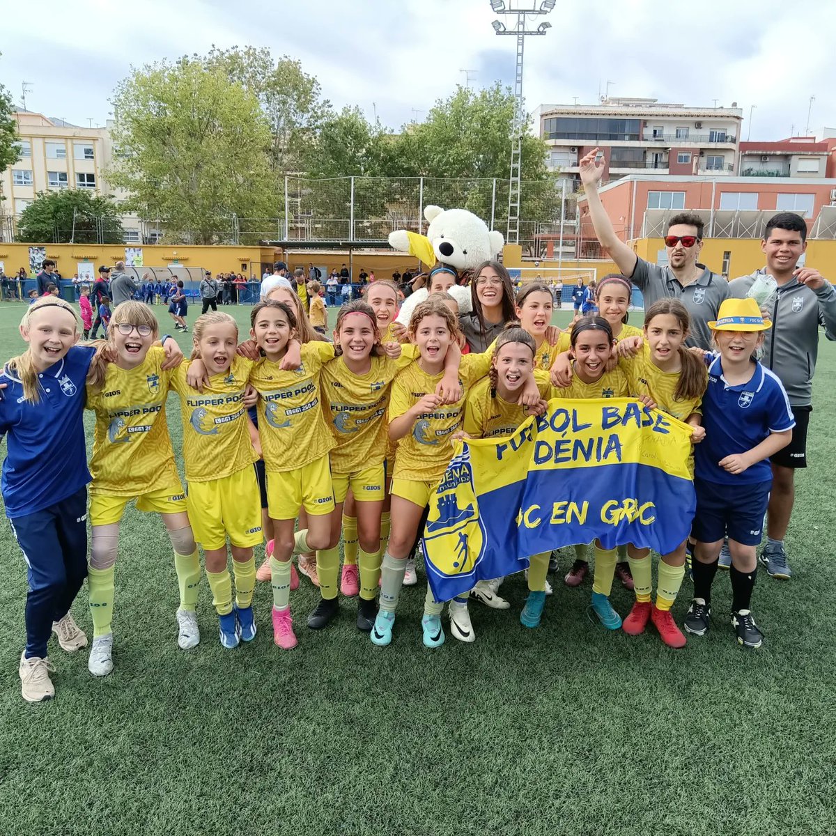 FUTBOLBASEDENIA's tweet photo. Hui les nostres guerreretes han aconseguit el campionat de lliga. Algo del que estem molt orgullosos, vore com el futbol femení es fa un lloc al nostre club, amb la força de un grup de xiquetes que ens ha fet gaudir de la temporada a tots i el que ens queda per gaudir 
Enhorabona https://t.co/uE8dojhn1u