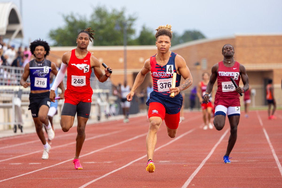 📸: @AHS_Boys_Track starts their 39.68 second Region III-6A Championship 4x100-meter relay with @OU_Football commit @tory_blaylock6 and caps it with @LSUfootball signee @laaared1 #txhsfb How it started How it finished