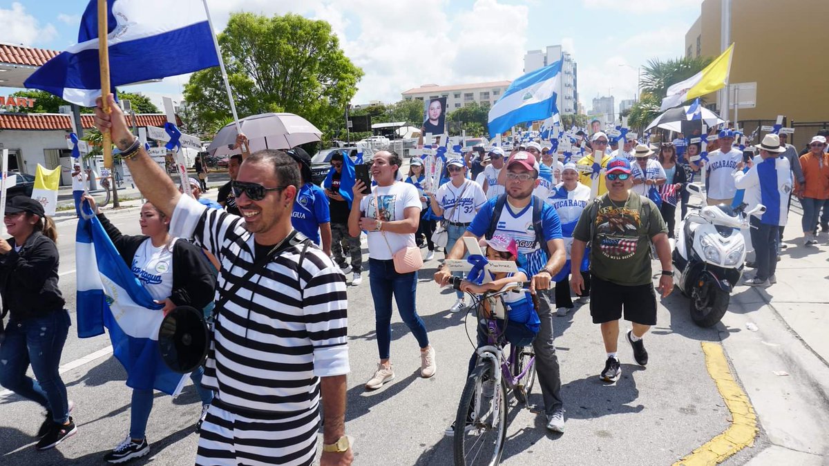 Ronmelopez's tweet photo. Vamos hermanos, apoyemos la marcha de las cruces, la de todos los años, la que no te paga X participar. solo necesitas voluntad, cariño y respeto por nuestros caidos y sus madres. No muere quien se va, solo muere quien se olvida y son màs de 400 asesinados por la dictadura sandinista
@TRANQUEDEMIAMI @charlie_nicc @CYNTHIALVAREZ73 @FlacaExplosiva @NicaNuevaGen @AlejandroSanz @AnabelHdezGarci @AnabelHdezGarci @BoacoAzulyBlanc @norges14 @FelixLlerenaCUB @AlexnderElgaard @Cubanoselmundo @MujeresDerIndep