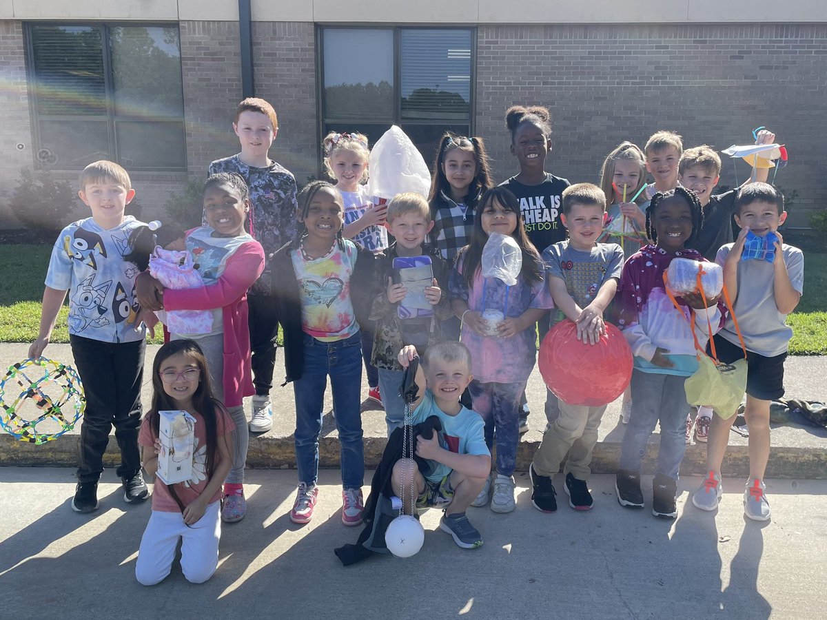 CarthagePrimary's tweet photo. 𝑭𝒊𝒓𝒔𝒕 𝑮𝒓𝒂𝒅𝒆 𝑬𝒈𝒈 𝑫𝒓𝒐𝒑. Some eggs survived and some scrambled, but this experiment was fun nonetheless! 🥚❤️🐾 #WhereBulldogsBegin https://t.co/xzuwd3XVcz