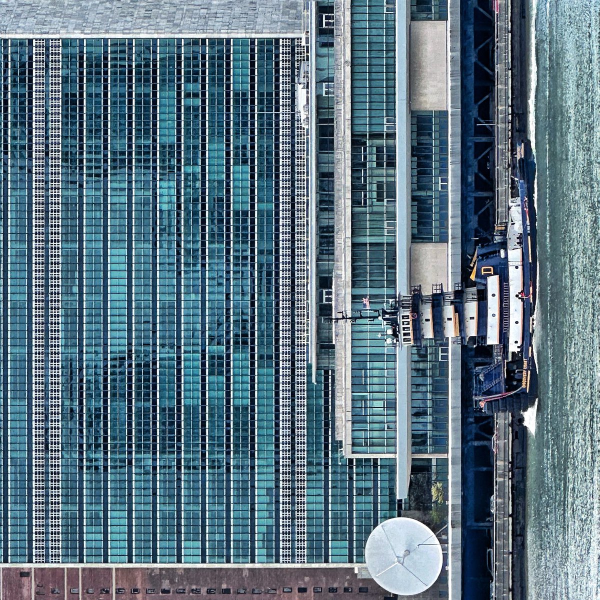 Mixed media. #un #windows #architecture #grid #lines #circle #boxesinboxes #eastriver #unitednations #tugboat #subjectivelyobjective #nyc