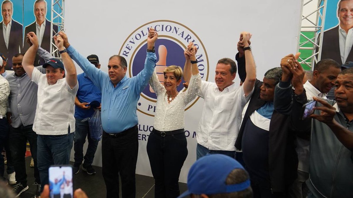 itobisono's tweet photo. ¡Seguimos sumando, seguimos creciendo!

Muy contento de estar en Puerto Plata, donde 
junto a @JosePaliza, presidente del @PRM_Oficial y @ginette_bj, senadora de la provincia, juramentamos al ex- vicepresidente provincial del PLD, @fjavierclark, quien hoy, en compañía de un gran equipo, pasa a las filas de nuestro partido. 

#ElCambioSigue en Puerta Plata y en todo el país, con @luisabinader 4 años más.

#LoMejorEstáPorVenir #Crecemos  🩵🇩🇴💪🏼