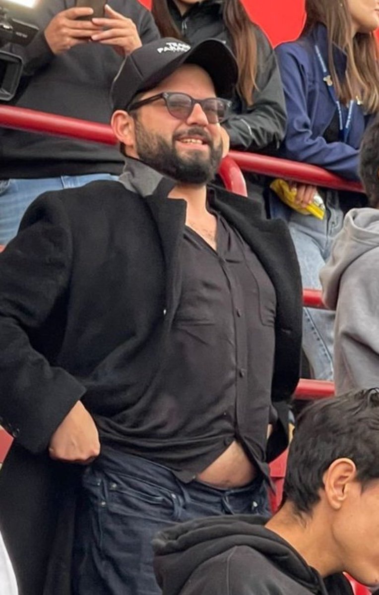 Ojalá seguridad eche a esta persona del estadio. Anda tirando botones a la cancha