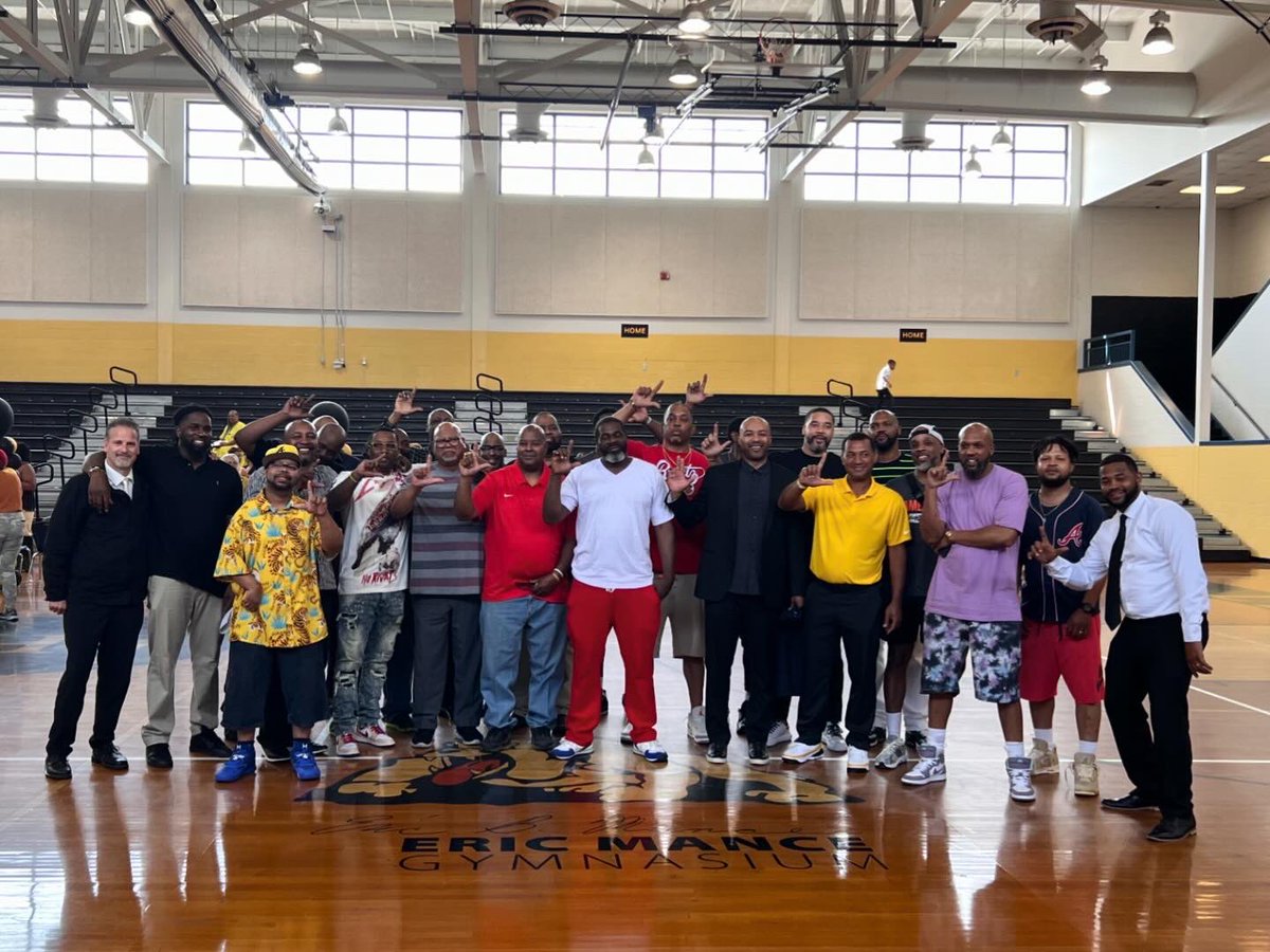 LtownHoops's tweet photo. More photos from Coach Mance Gym Dedication…

Players, coaches and managers https://t.co/z7bDlaOVFS