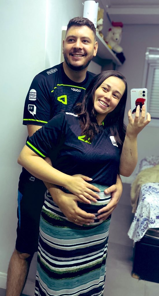 jeehcastroa's tweet photo. A Júlia vai nascer TETRA sim…
Obrigada LOUD, chorei, vibrei, gritei e me emocionei demais.
Mais do que merecido.

@LOUDgg @robolol1 @Tinowns @crocjg @RedBertt @route_lol @brunoplayhard 

#goLOUD #GOLOUD #CBLOL #TETRA #LOUD #SEMMEDO https://t.co/Qk0lrxCKxx