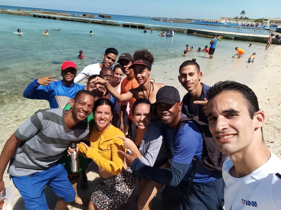 Cumpleaños de @DiazCanelB estos jóvenes combatientes y comunistas comienza el día trabajando, culminan la jornada y se van para la playa. SON FELICES EN CUBA. #GenteQueSuma