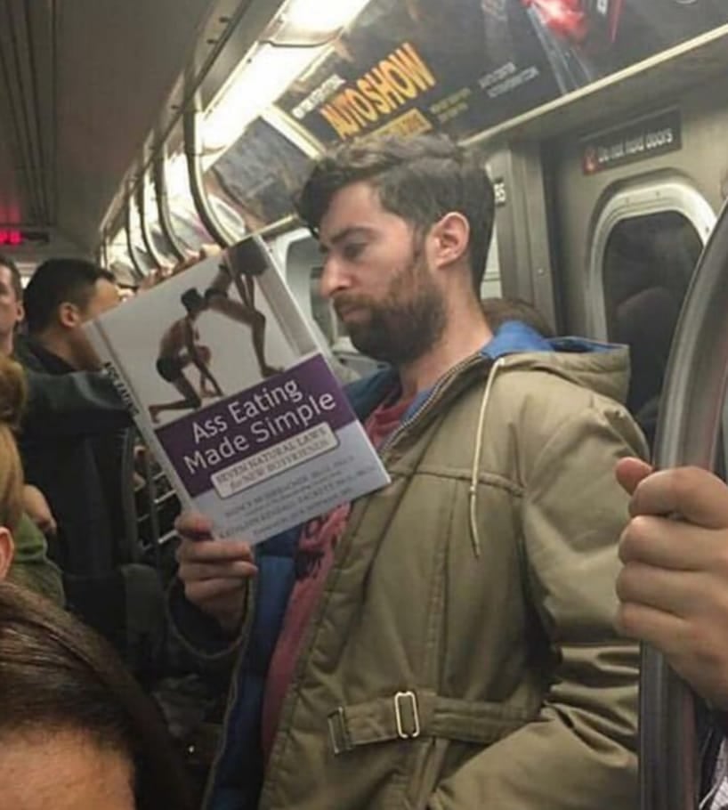 C'est devenu tellement rare de voir des gens lire dans le métro que cela en est surprenant et plaisant...