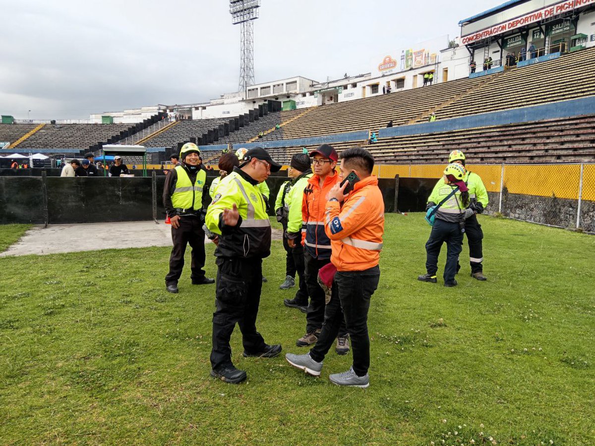 🦺 #QuitoSeguro | 🎶 “Aquí me tienes...” 🎶 revisando el cumplimiento de los planes de Emergencia y Contingencia en el concierto de Maná para la seguridad de todos los asistentes. Con orden y prevención, #QuitoRenace 🍃