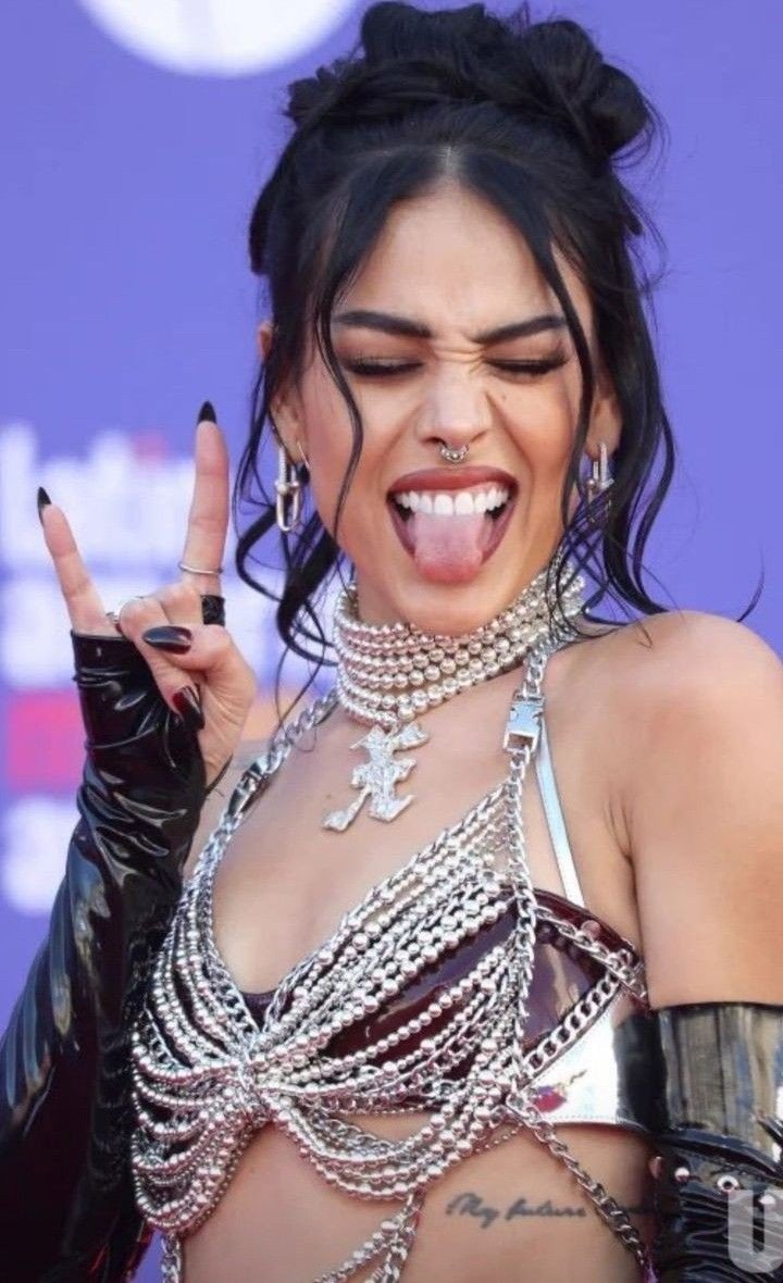 porktendencia's tweet photo. "DANNA MERECE RESPETO":
Por tweets de los fans de Danna Paola donde se pide que respeten a la artista y detengan el odio hacia ella. https://t.co/oQPZyJsv8G