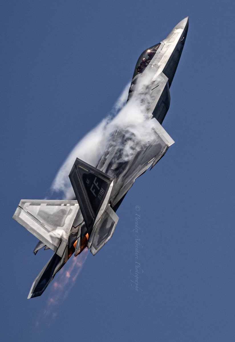 F-22 Raptor going vertical with afterburners lit! 🔥🔥