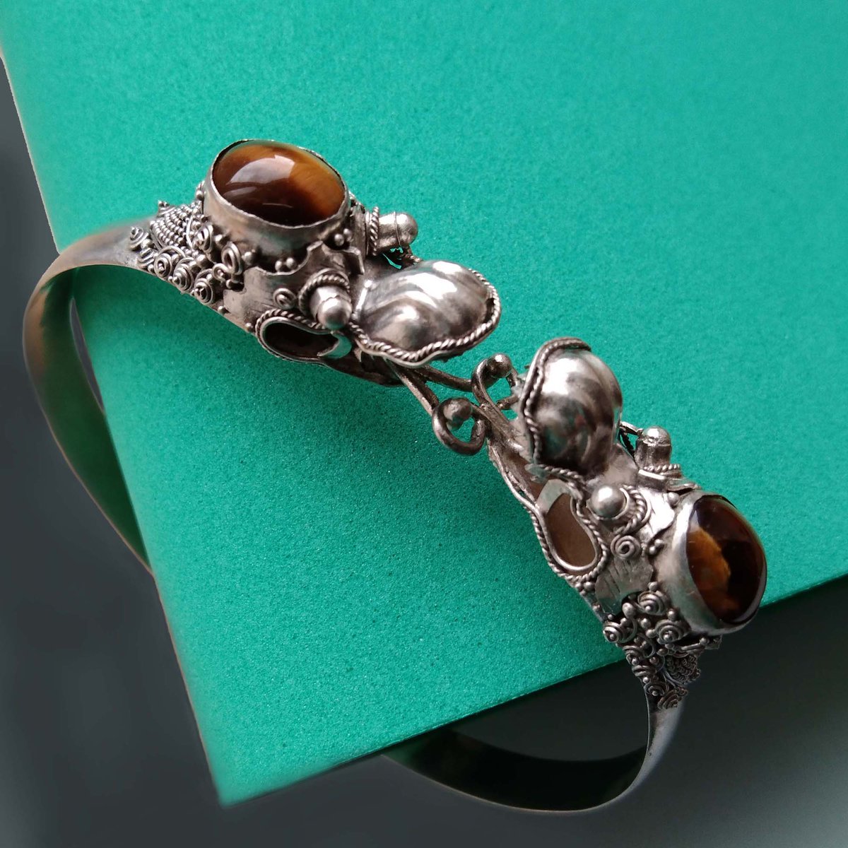 sochicfinds.com/products/doubl…
950 Silver Double Dragon Tigers Eye Stone Bangle Bracelet, Bali  #950Silver #DragonBracelet #TigersEyeStone #BangleBracelet, #BaliJewelry