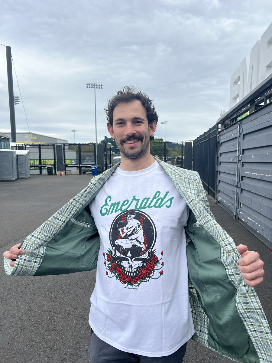 On field MC, Andrew Brown, is showing off our specialty Grateful Dead shirts only available today! It’s time to head to PK Park and get this awesome shirt!! milb.com/eugene/tickets… #RootedHere #LetsBuildItLaneCounty