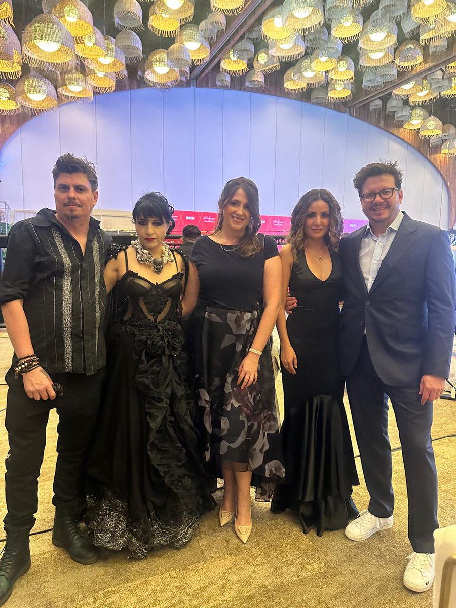 Hoy en la lanzadera de <a href="/hola/">Revista ¡HOLA!</a> de los <a href="/PremiosPLATINO/">Premios PLATINO</a>. Los Wanabis y la Piel Pulpo representado a Ecuador 🇪🇨🎬
