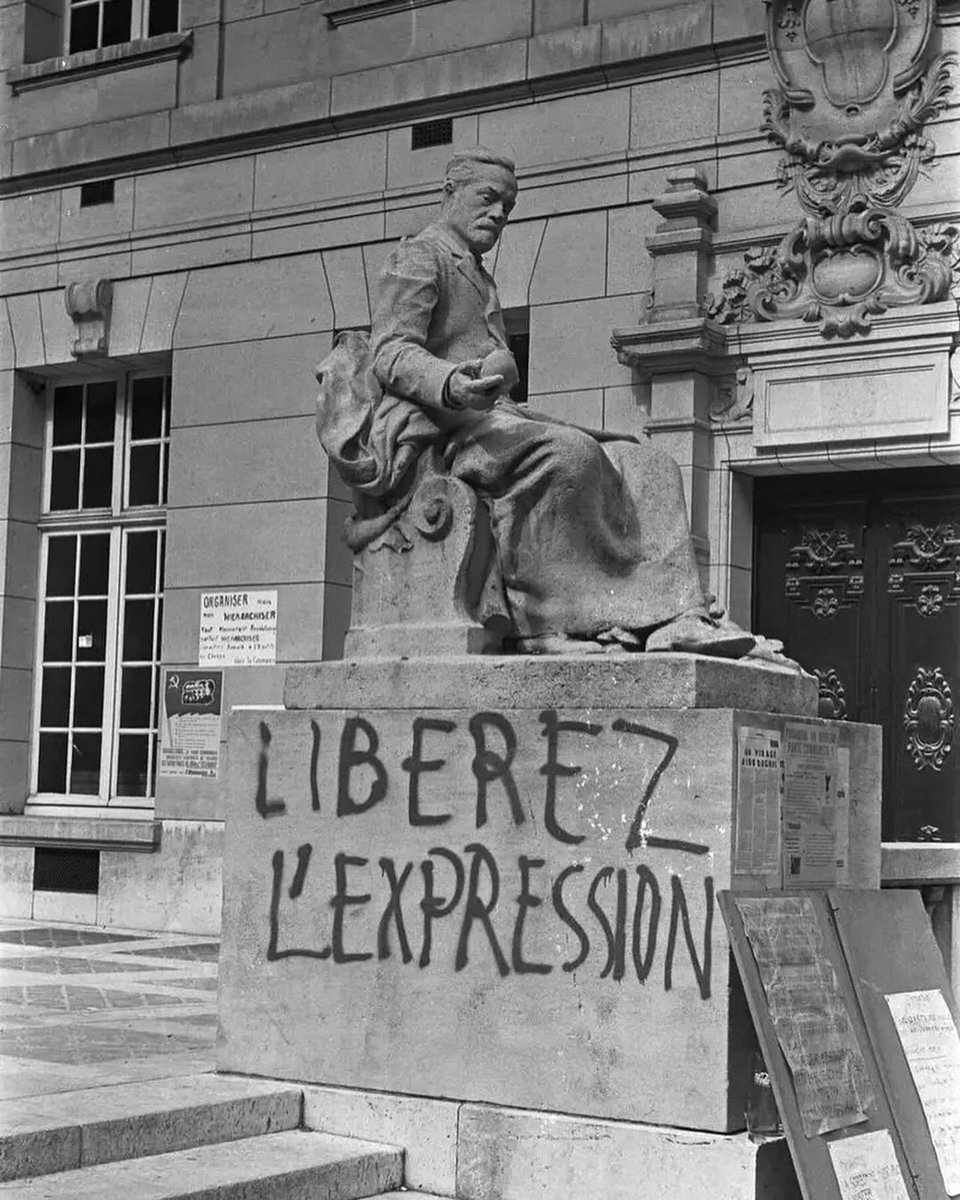 AzadiBarabary's tweet photo. Sorbonne University under student occupation, portraits of Mao and Lenin on the pillars, district, Paris. #May1968 . https://t.co/Vu8RbXZ1P1
