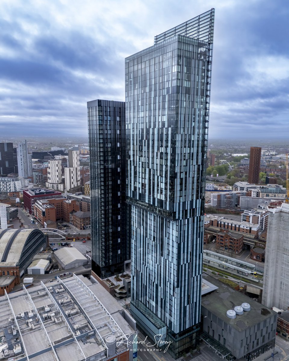richardstorey_'s tweet photo. Blue skies over Beetham Tower, Manchester📸 #Manchester #beetham #themanc #cityphotography https://t.co/cjA3W3YV10