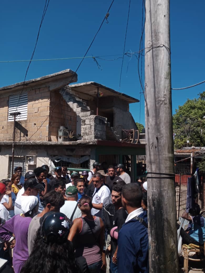 🙌🏻🇨🇺 Visita @EliadesRodrgue5 Coordinador Provincial de los #CDRHabana 4 viviendas afectadas por un incendio en el Reparto “Romerillo” del @CDR_Playa 💢 En el mismo se le hizo entrega de donaciones de la familia cederista #CDRCuba