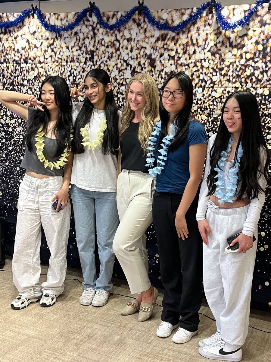 socialsgoddess's tweet photo. Such a good day today as @BNSS Leaders and Mentors performed for seniors at the Swedish Canadian Rest Home in Burnaby. 

Let’s remember how many amazing teens are out there doing good things and making a positive impact in their communities. Because there are a LOT. #bced https://t.co/NkOtZpZIFv