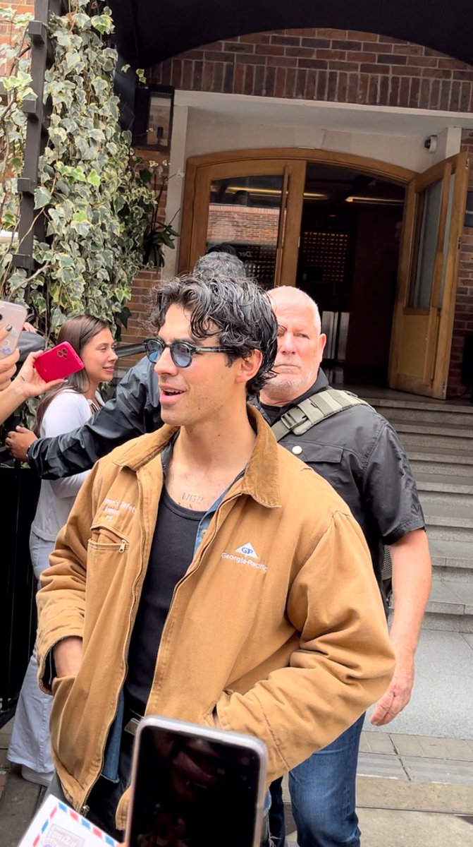 jonasjournals's tweet photo. Soy la más feliz del mundo amigos! Tenía que ver de cerquita a mis 3 hermanos antes de que se fueran de Colombia de nuevo, espero vuelvan pronto 🥺😩 los amo! https://t.co/w9EoGCfkOy