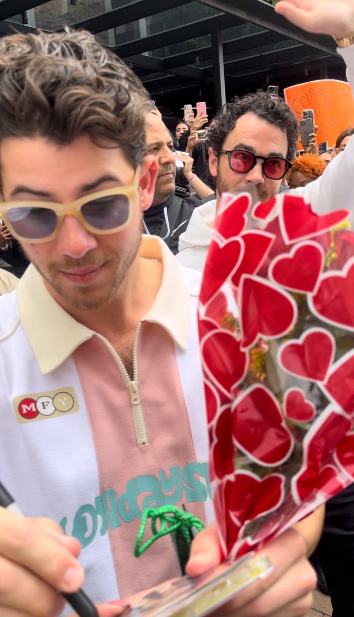 jonasjournals's tweet photo. Soy la más feliz del mundo amigos! Tenía que ver de cerquita a mis 3 hermanos antes de que se fueran de Colombia de nuevo, espero vuelvan pronto 🥺😩 los amo! https://t.co/w9EoGCfkOy