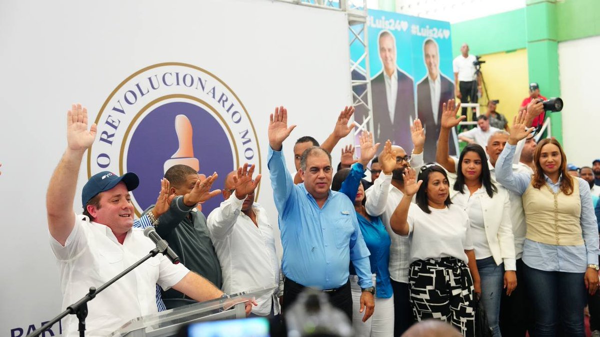 itobisono's tweet photo. ¡Seguimos sumando, seguimos creciendo!

Muy contento de estar en Puerto Plata, donde 
junto a @JosePaliza, presidente del @PRM_Oficial y @ginette_bj, senadora de la provincia, juramentamos al ex- vicepresidente provincial del PLD, @fjavierclark, quien hoy, en compañía de un gran equipo, pasa a las filas de nuestro partido. 

#ElCambioSigue en Puerta Plata y en todo el país, con @luisabinader 4 años más.

#LoMejorEstáPorVenir #Crecemos  🩵🇩🇴💪🏼