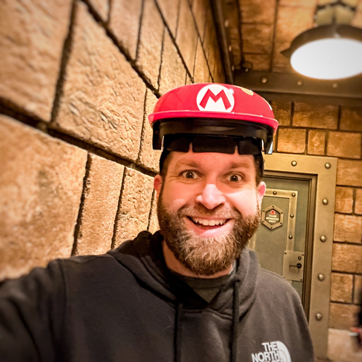 The Mario Kart visor hats are so stylish! 🤣 

#universalstudios #universalorlando #supernintendoworld #supernintendo #mariokart #themepark #rollercoaster #amusementpark #photography