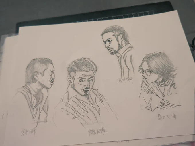 「辰巳」公開初日に間に合わせたい己の欲が強すぎて何日か徹夜したんだけどなぜか推しの人(藤原季節さん)上手くかけずに一生似てこない完成しないと諦めかけたけど間に合った
似なさすぎてマジで諦めて横向き描きはじめたもんねwあのチラシ通りにしたいのに
演者の顔じっくり観察して描けて楽しかった 
