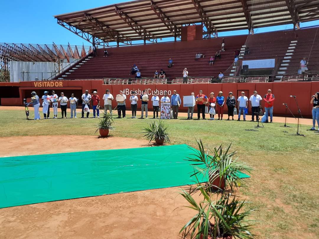 #Mayabeque Un saludo afectuoso para nuestro joven pelotero Lavandera que se despedió como deportista activo y galardonado por sus resultados y victorias alcanzadas. #GenteQueSuma #JuntosPorMayabeque