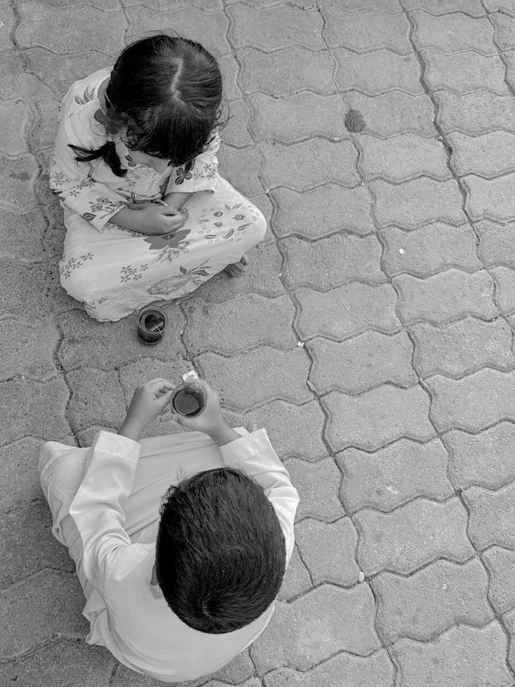 Bn_S3ud's tweet photo. مثل ما جرة اقدامك نبت بـ اطرافها .. النسرين :
( ترى جرة يدك .. ينبض وراها لا رسمتي قلب ) !

أحبك و انتي ادرى بالشعور اللي بـ صدري زين :
شعورٍِ سولفت فيه الرمال الصامته .. عن قرب ! https://t.co/ZxH3GvfD9x