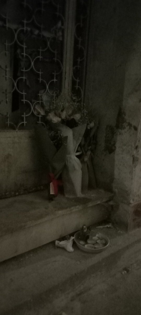 "Πόσο κοστίζουν οι ζωές μας αδερφούλη".
Λουλούδια για τον νεκρό εργάτη στο σπίτι απέναντι από αυτό που γκρεμίστηκε, έρημο κι αυτό, χωρίς στέγη εδώ και χρόνια.
Τριγύρω, νοίκια αβάσταχτα, πλούσιος, αδιάφορος Πειραιάς.
Κρατικές δολοφονίες/ μέρες που διψάνε για αντίσταση στη φθορά.