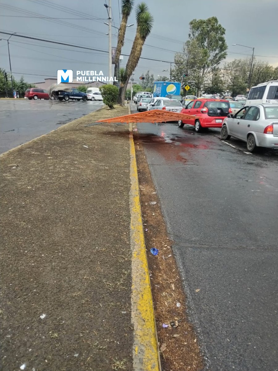 ¡Precaución! 🚨 Un letrero se venció sobre la Diagonal Defensores de la República casi esquina con Carretera Federal a Tehuacán, esto ocasiona tráfico y riesgo a los transeúntes.