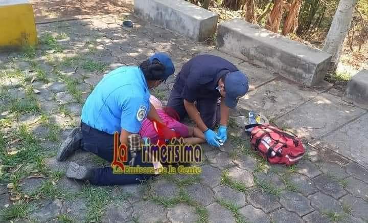 Una niña de 14 años murió ahogada en una piscina en la Finca San Jorge, Carazo. 

Según testigos la menor cayó desapercibida por un momento y sus padres no se dieron cuenta. Su cuerpo fue trasladado a su hogar.

Fotos de La Primerísima 
#Sucesos #Nicaragua