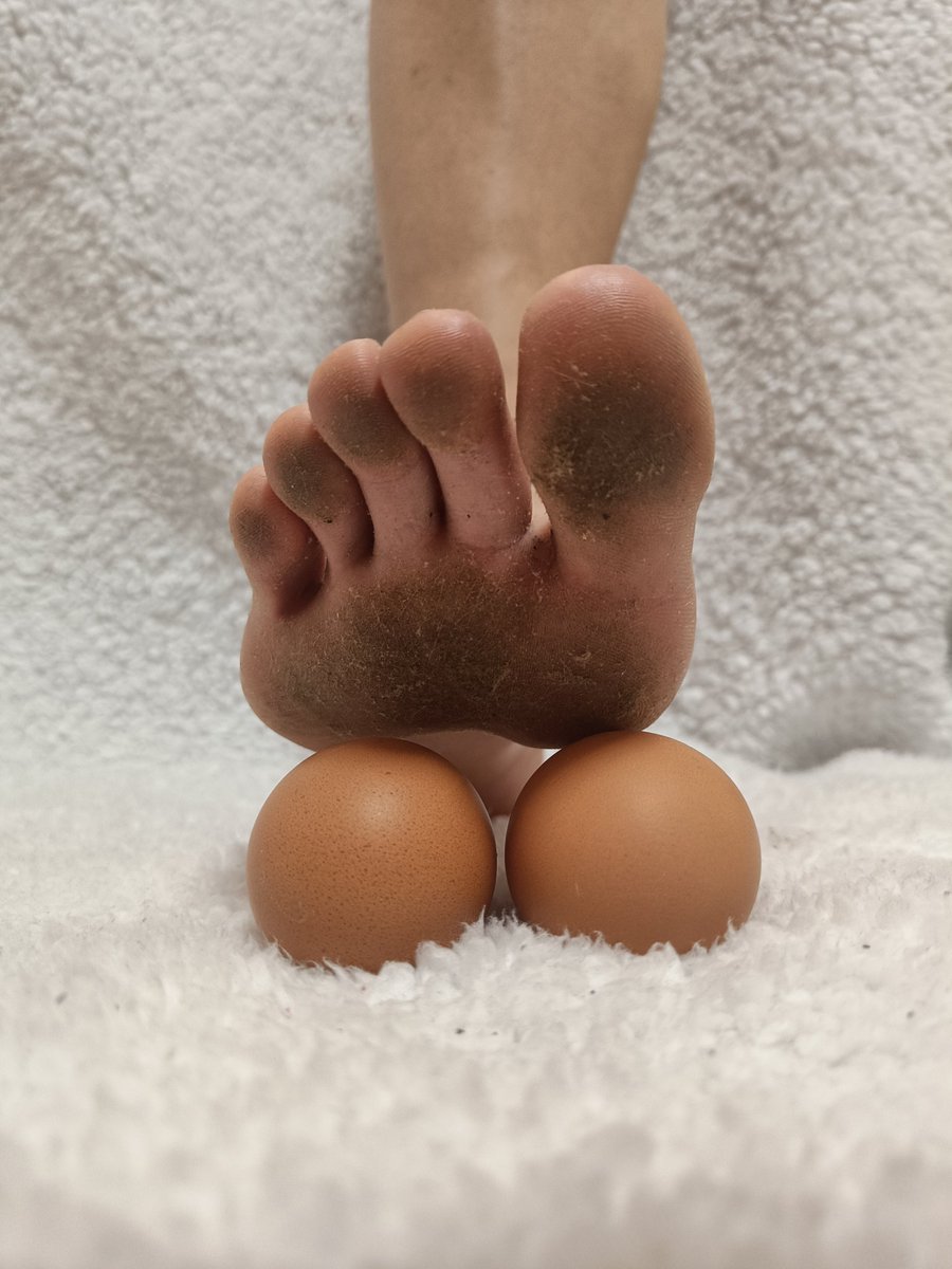 DiosaElectra's tweet photo. Mi pie sucio pisandote los huevos y encima tu dandome las gracias y +90 euros 💸 .
Para q todos lo disfruteis gratis🤣

#findom #diosa #feetfetish #paypig #lenceria #fetiches #pies #goddess #sumiso #ama #cuckold #cornudos https://t.co/cLNQi0rgac
