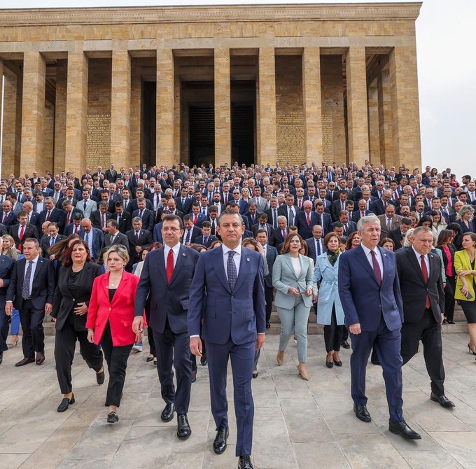 Utanmadan, sıkılmadan birde Atatürk'e ziyarete gidiyorlar. DEM liler Atatürk'e hakaret ediyor çıtınız çıkmıyor ama Atatürk'ü kendinize zırh olarak kulanmaktan çekinmiyorsunuz. Samimi değilsiniz... DEM Kapatılsın. ___________ Kayyumlar Atansın TÜGVA Nefise Cumhurbaşkanı