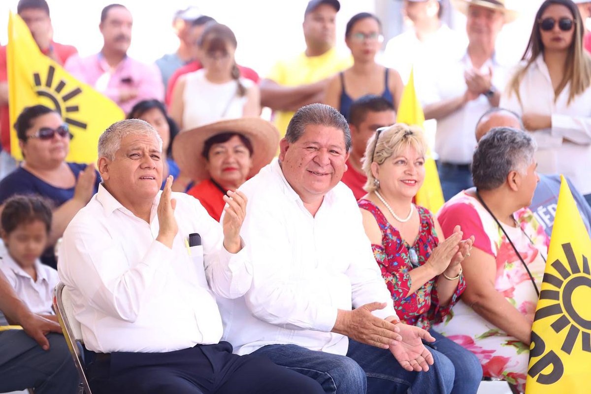 ¡Seguimos recorriendo las calles de San Luis Capital! En la plaza Las Águilas acompañamos al candidato @LG_Aldaco durante su mensaje de arranque de campaña. Estoy seguro de que será un gran aliado para las y los potosinos en el Congreso del estado. 🙌🏻