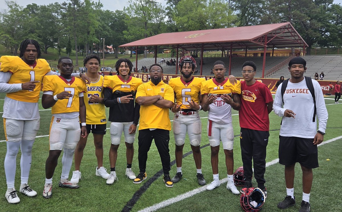 CSmithQBs's tweet photo. SNIPER GANG!!!!!
@SkegeeFootball 
@MyTUAthletics 
#TUQBS https://t.co/42biyumYJd