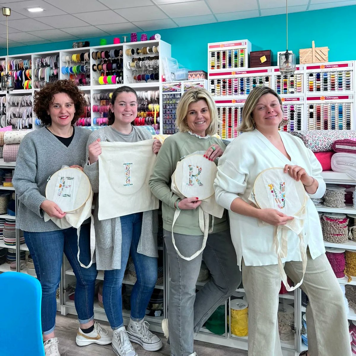 MerceriaLluvia's tweet photo. 🧵TUTORIAL BORDADO TOTE BAG
Este sábado hemos tenido un taller de bordado de inicial en tote bag impartido por la manitas de Marts.
⚡️Muchísimas gracias a Eva, Irene, Rocío y Vanesa por animarse a participar. Viéndolas al detalle, las iniciales son muuuy bonitas 😍
#bordado https://t.co/770XTCb7f6