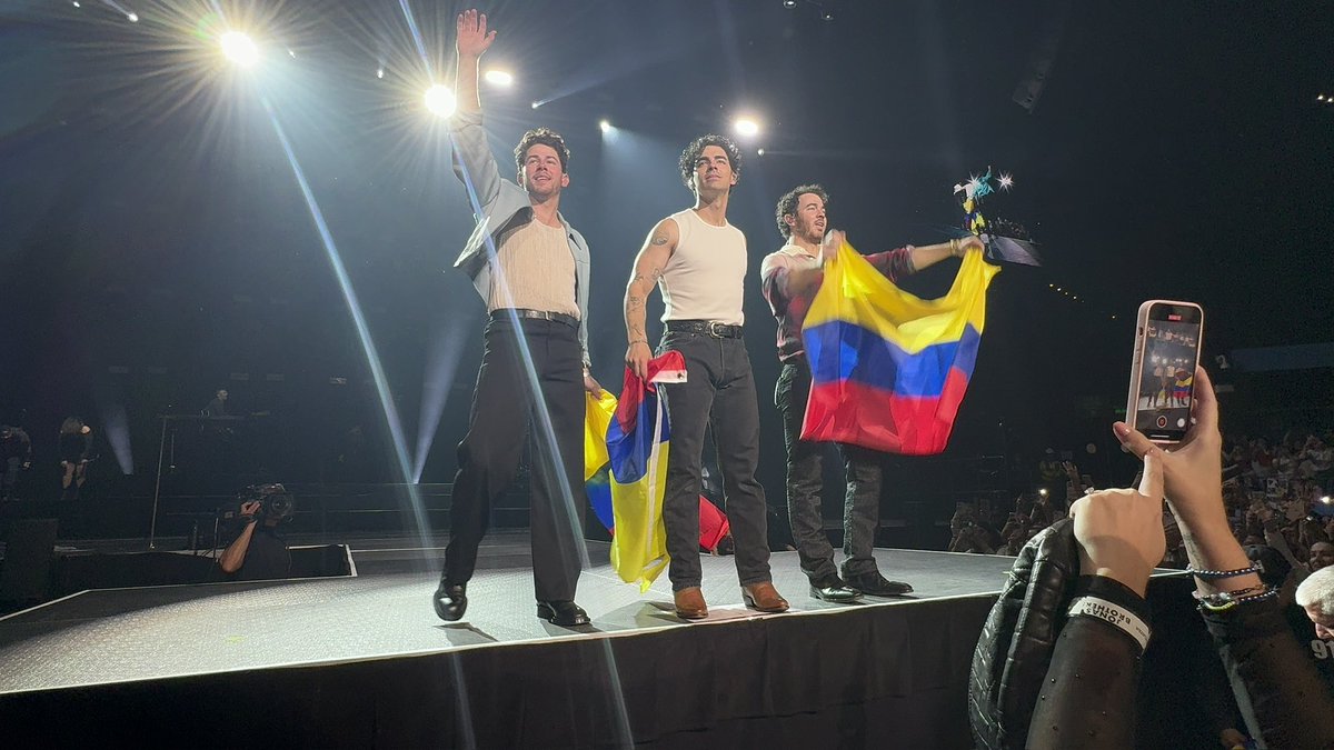 Thanks for coming back to us! 🇨🇴 @jonasbrothers