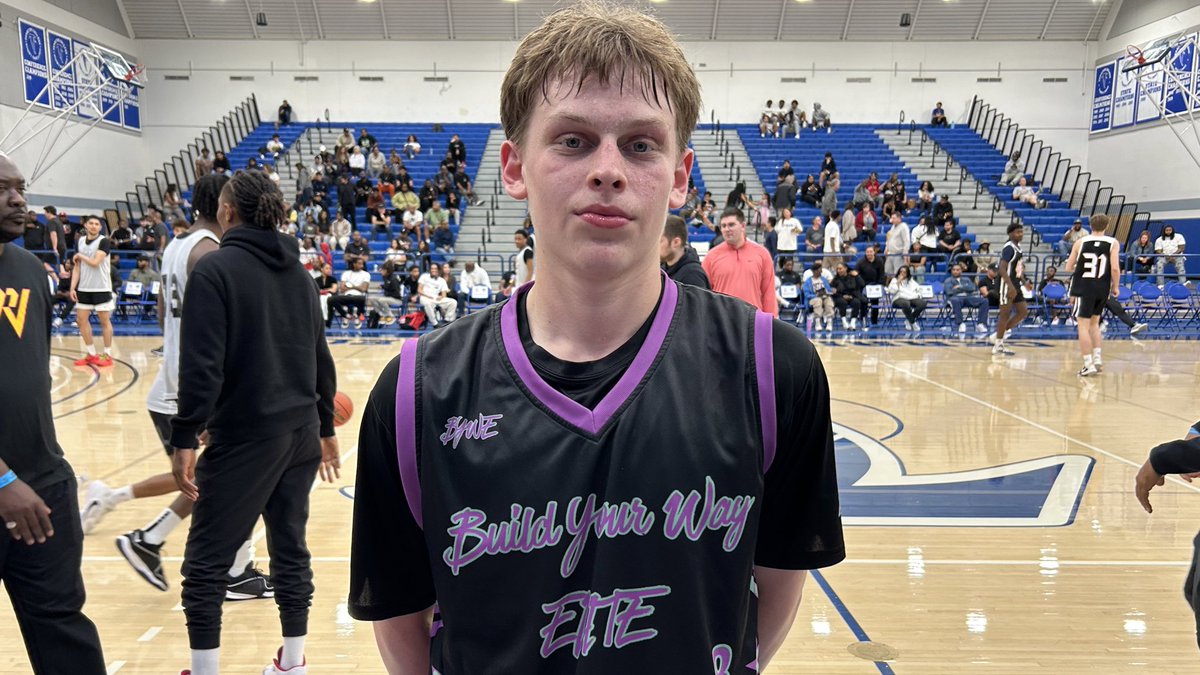 Big win for @BuildYourWay3 over Strive For Greatness, 66-59. 2027 Moorpark HS guard Levi Oakes (📸) scored 24 points on 8 three pointers, Bishop Brooks added 18 and Ethan Johnson 13. Brayden Burries and Elzie Harrington led SFG with 16 each.