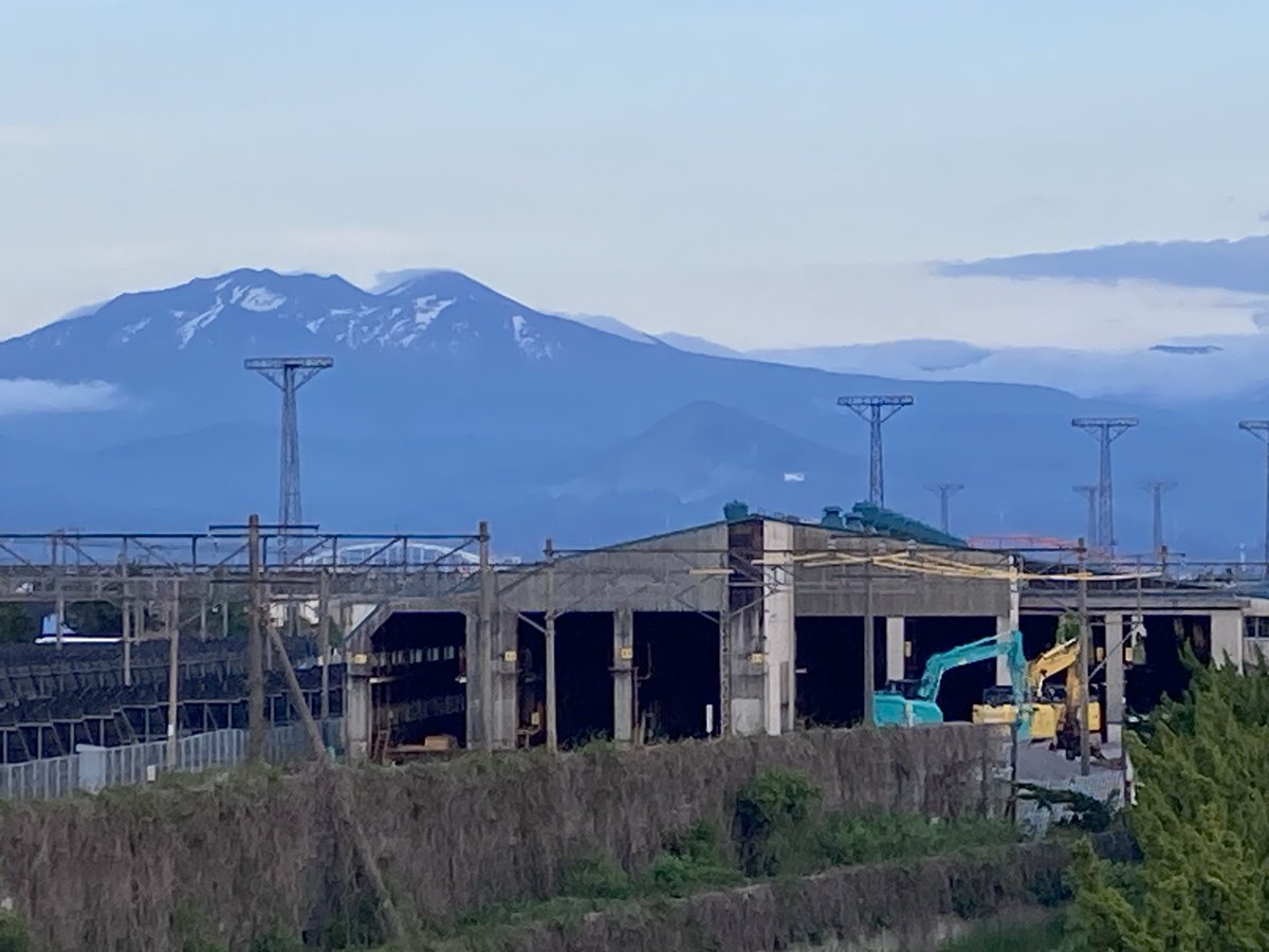 今年の冬も旧青森車両センターの雪下ろしを見かけました⛄️

昨年5月20日に解体工事の看板をこの目で見てからは、もう積もっても放置されるのではないかと思っていたので安堵しました

洗浄庫が完全に姿を消してから特に動きが無いようですが、今後が気になって仕方ないです