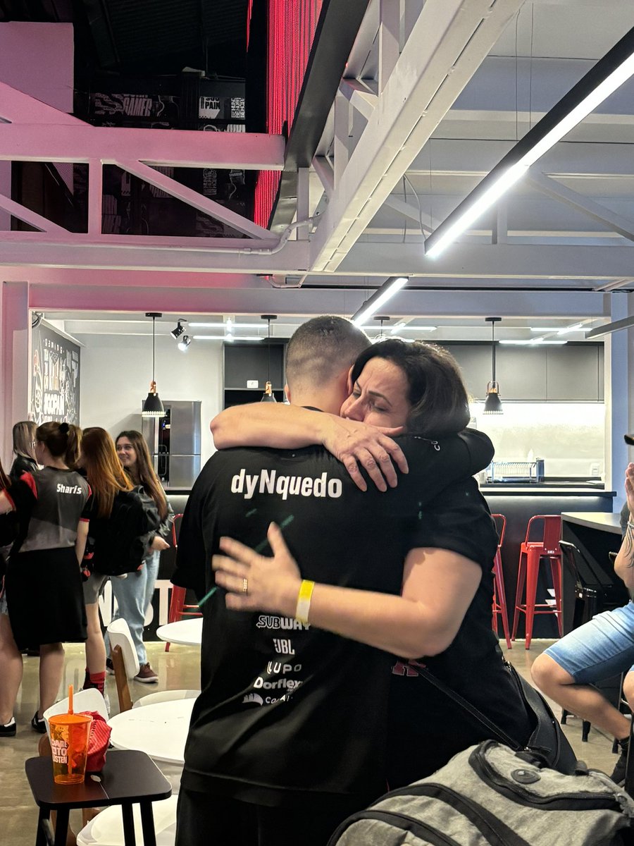 Beh_Boemer's tweet photo. Sejamos pro @KuriLoL_  o acalanto que a mãe do @dynquedo1 foi pra ele. É sobre apoio, morada, suporte.

Sejamos menos maldosos com às palavras e com as críticas. Assim como a torcida, esse time ficou frustrado com a derrota. Queriam tanto quanto nós esse tetra. 

Obrigada, @Sarkislol, @painxero1, @titanlolOficial , @Carioklol , @lolwizer , @dynquedo1 e @KuriLoL_ por reacenderem a paixão pela @paiNGamingBR em meu coração. Desde a saida do @brttOficial que eu não sentia esse amor, adrenalina em minhas veias.

Obrigada, @paiNFanfest , @TOTradicionais por me receberem tão bem. Conhecer vocês tem sido a melhor experiência de 2024.

Obrigada, MELHOR organização de esport, @paiNGamingBR . Por nos apoiar nas nossas loucuras e ser tão FODA em cada abertura de casa para torcermos. @jaomadeshi e @brunerasp vocês são os melhores anfitriões.

Estaremos juntos no próximo split. Sonhando, acreditando, vibrando e chorando. Mas sempre juntos.

#GOpain