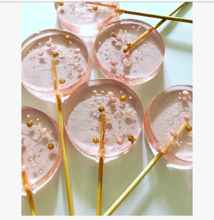 Roselorenzo145's tweet image. Blush pink handmade lollipops 💕 #blushpink #etsyshop #handmade #sprinkles #smallbusiness